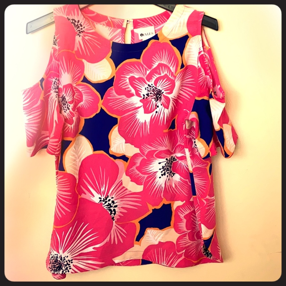 Short-sleeved shirt with bare arms